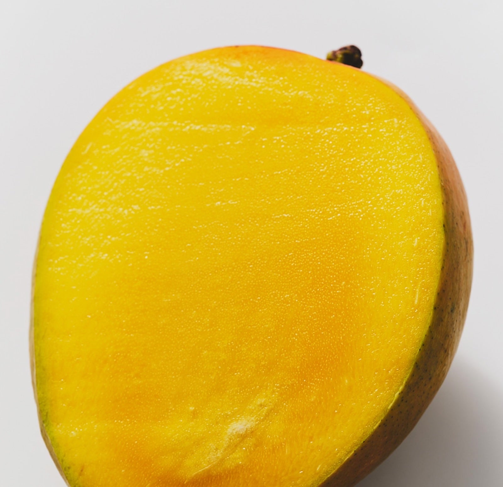 Image of Peach Mango tastes like summer. The delicate sweetness of peach, the richness of mango, it's vibrant and aromatic.